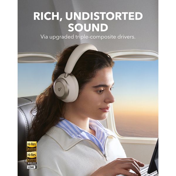 Soundcore space one pro | adaptive anc 3. 0 | hi-res wireless ldac | do 60 ur | bele | bluetooth naglavne slušalke 2 Soundcore space one pro bele slušalke med uporabo na letalu
